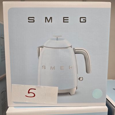une boîte sur laquelle est représentée une cafetière