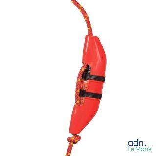 un objet rouge auquel est attachée une corde