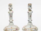 paire de bougeoirs anciens en porcelaine, ornés de motifs floraux