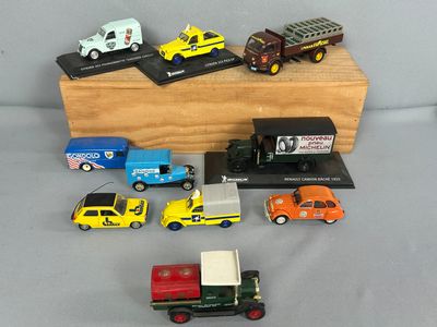 un grand nombre de petites voitures posées sur une table