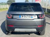 une voiture argentée garée sur le bord de la route