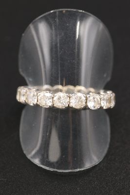 un gros plan d'une bague transparente sertie de diamants