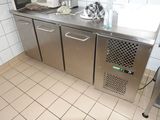 un comptoir en acier inoxydable dans une cuisine commerciale