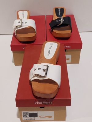 trois paires de sandales pour femme, blanches et marron, dans une boîte rouge