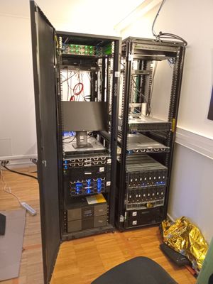 une pièce où se trouvent tout un tas de matériel informatique