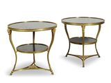 une paire de tables d'appoint rondes avec un plateau en verre