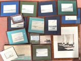 de nombreuses photos encadrées accrochées au mur d'une pièce