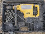 une perceuse électrique jaune et noire dans un coffret noir