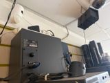 une photo d'une pièce où de nombreux appareils électroniques sont accrochés au mur