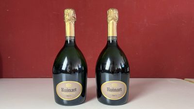 deux bouteilles de champagne posées sur une table l'une à côté de l'autre