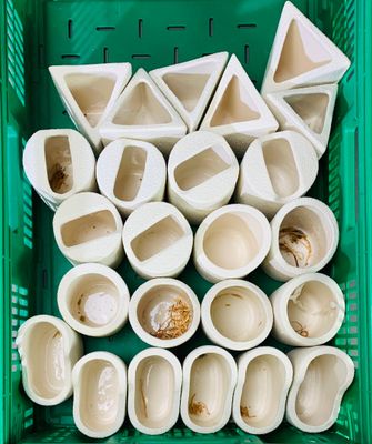 beaucoup de bols et de tasses dans un récipient vert
