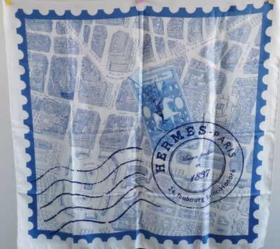 une écharpe bleue et blanche sur laquelle est imprimé un motif