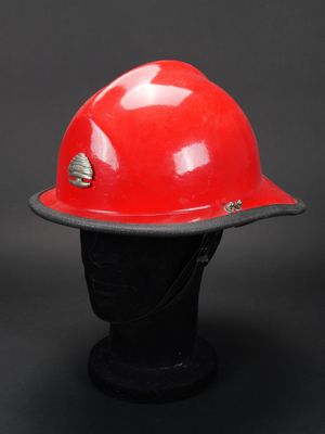 un gros plan d'un casque de chantier rouge sur la tête d'un mannequin