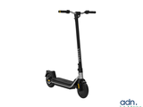 l'image d'un scooter posé sur une surface blanche