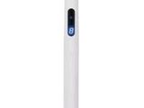 un ventilateur de table blanc posé sur un pied métallique