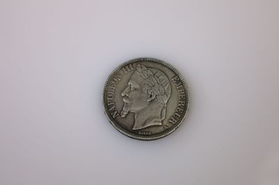 gros plan d'une pièce de monnaie sur une surface blanche avec un fond blanc