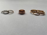 Trois types de bagues différents sont présentés sur une table.