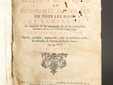 un livre ouvert posé sur un support métallique, sur fond noir