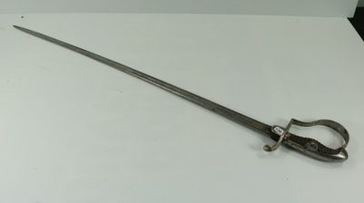 une épée posée sur une table dans une pièce