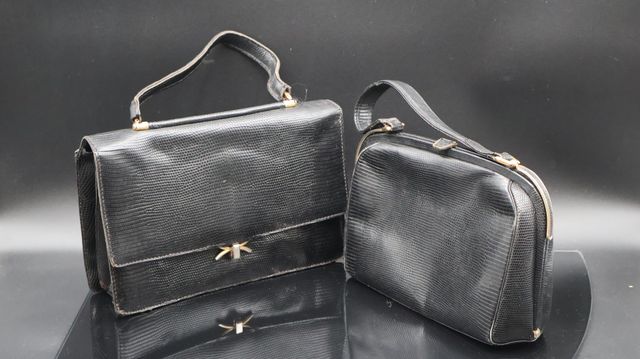 Lot de deux sacs en cuir noir. État d’usage