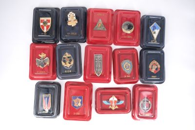 beaucoup de plateaux rouges et noirs sur lesquels sont apposés des badges