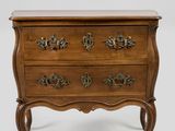 une petite commode en bois sur fond blanc