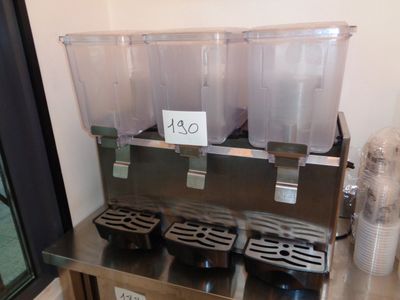 un comptoir sur lequel sont posés plusieurs récipients en plastique