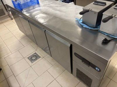 plan de travail en acier inoxydable dans une cuisine professionnelle offrant un vaste espace de travail