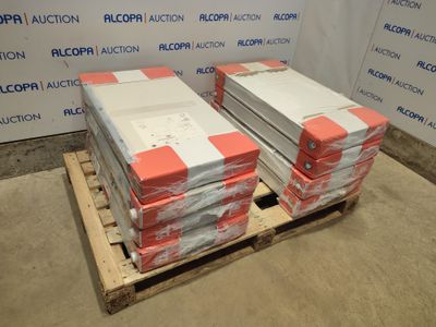 de nombreuses piles de cartons sur une palette dans une pièce