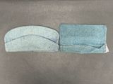 deux morceaux de tissu bleu et vert posés sur une table