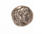 gros plan d'une pièce d'argent avec un visage dessus