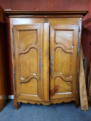 une armoire en bois surmontée de deux portes