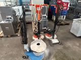 une machine placée au milieu d'une pièce