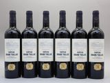 six bouteilles de vin rouge sont alignées