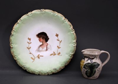 une assiette sur laquelle est représentée une femme, à côté d'un vase