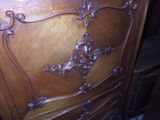 une armoire en bois surmontée d'un miroir