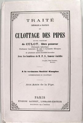 un livre blanc avec des inscriptions noires, posé sur une table
