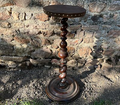 une petite table avec un plateau en bois posée à même le sol
