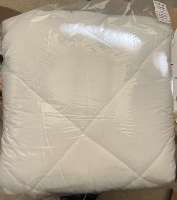 un oreiller blanc posé sur une boîte