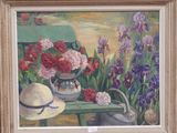 un tableau représentant des fleurs et un arrosoir posés sur un banc