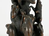 une statue représentant un groupe d'animaux assis les uns sur les autres
