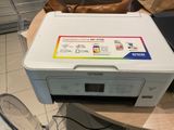 une imprimante posée sur une table dans une pièce