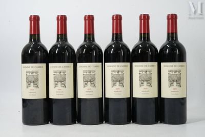 six bouteilles de vin rouge sont alignées