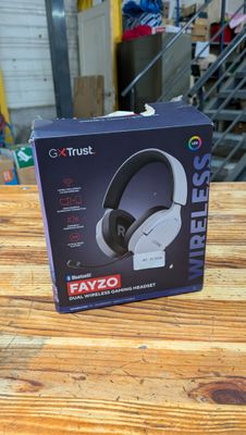 une photo d'une boîte de casques posée sur une table en bois