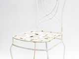 chaise en métal blanc sur fond blanc avec un fond blanc