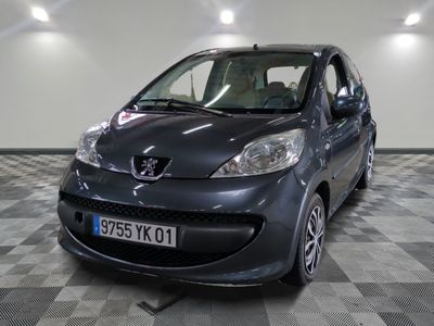 la photo d'une petite voiture garée dans un garage