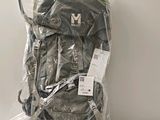 un sac à dos emballé dans du plastique et posé sur une table