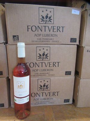 des bouteilles de vin posées sur une table devant des cartons de vin