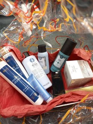 un panier rempli de différents types de produits de soin pour la peau