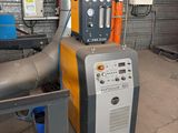 une machine qui se trouve à l'intérieur d'un bâtiment